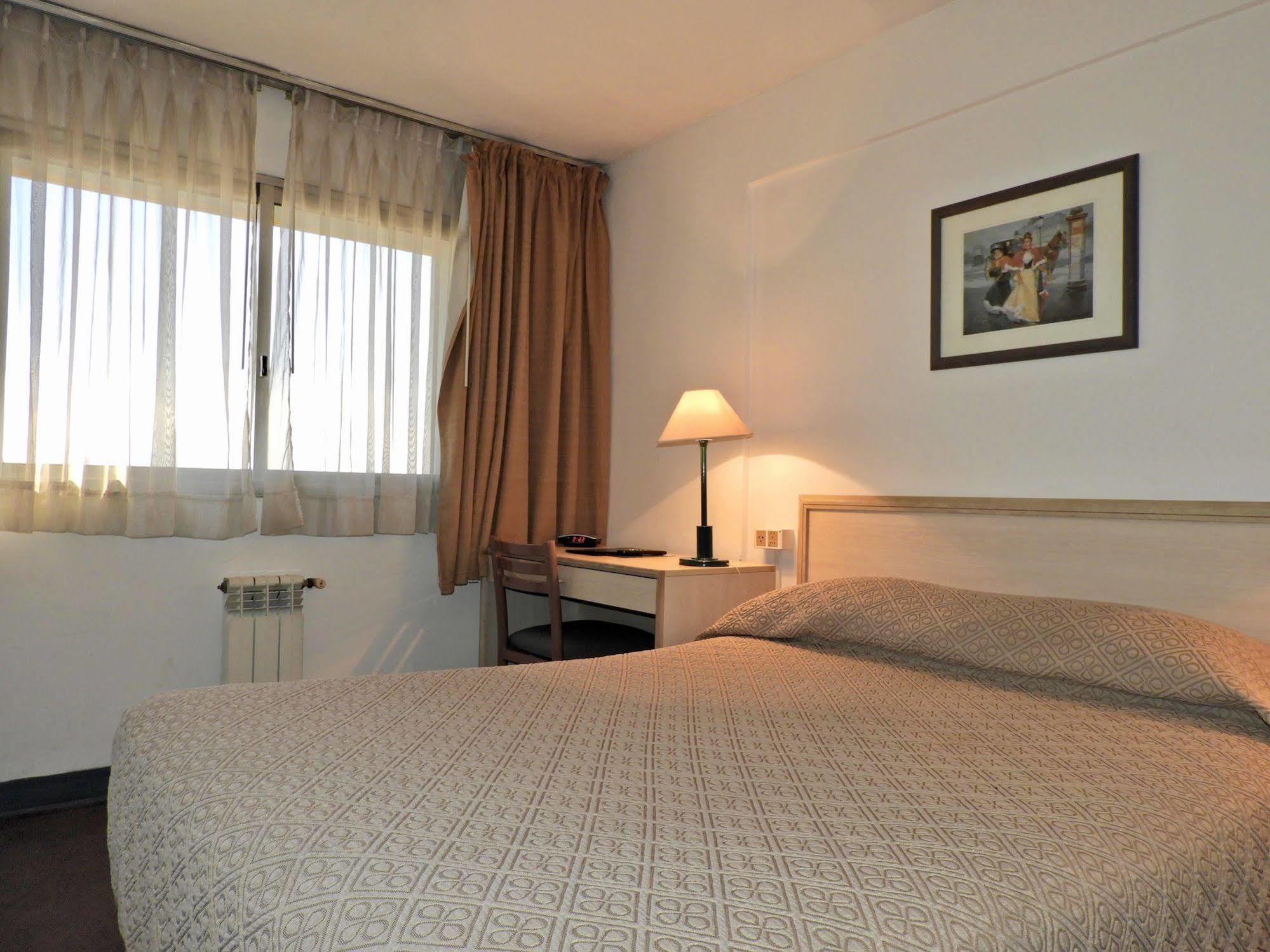 Hotel Tres Cruces Montevideo Buitenkant foto